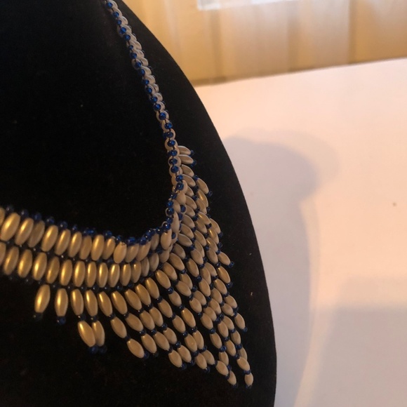 Vintage blue seed bead choker necklace. Beaded blue and white choker- like new - Picture 4 of 7